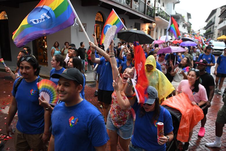 Colores, consignas y arte en la Marcha del Orgullo 2025  