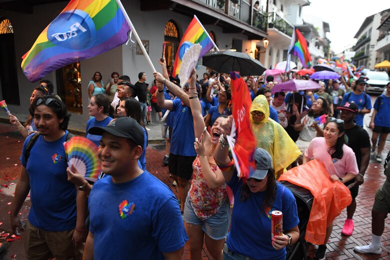 Colores, consignas y arte en la Marcha del Orgullo 2025