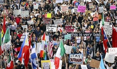 Miles continúan protestas contra presidente electo Donald Trump