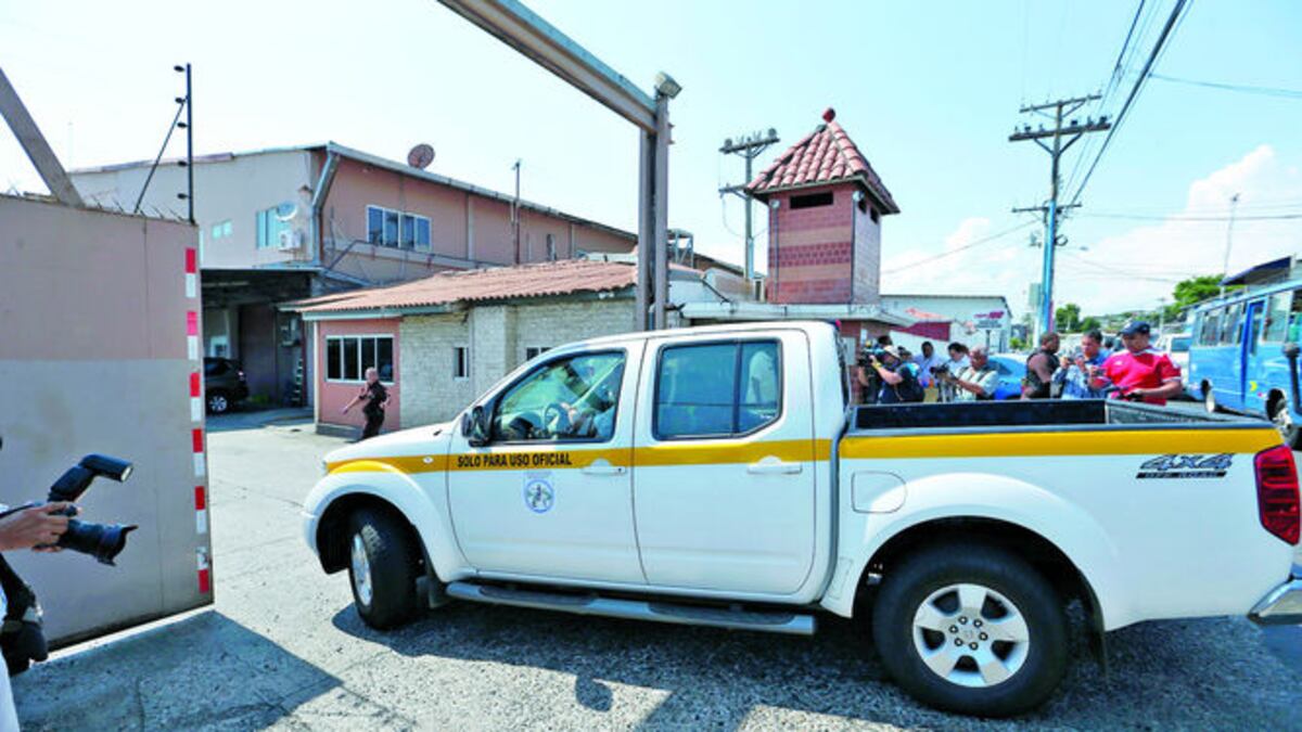 Personal del Ministerio Público allanó las oficinas de Evelyn Vargas en Importadora Ricamar, mientras que realizó un peritaje al despacho de Ricardo Alberto Martinelli Linares en la