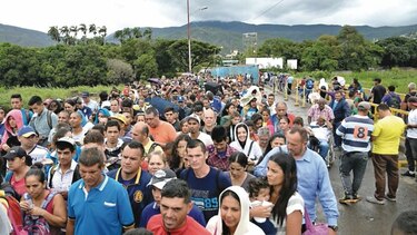 Venezolanos hacen largos viajes por comida