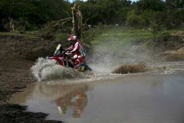 Peterhansel pisa fuerte; hay nuevo líder en motos tras sanción a Barreda