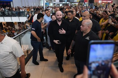 Decenas de fans reciben a John Travolta en Panamá: ‘¡John, John!’