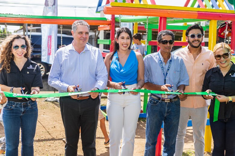 Banesco Panamá presenta en Vista Alegre su segundo Parque de Amor, hecho 100% con descartes plásticos