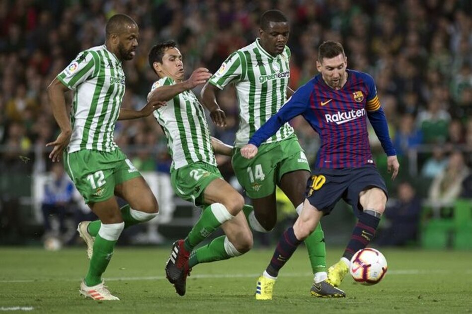 Lionel Messi termina ovacionado por sus tres goles ante el Betis