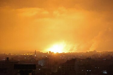 Israel castiga a Gaza mientras el conflicto se recrudece y detiene operación terrestre