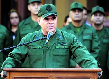 Ministro de Defensa venezolano niega incursión de tropas en Colombia