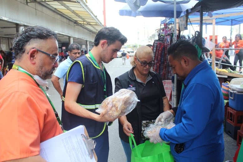 Salud decomisa 200 libras de queso en mal estado vendidas en la calle; denuncian existencia de una ‘mafia’