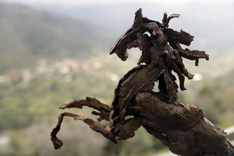 Artista libanés da nueva vida a restos de cohetes y metrallas