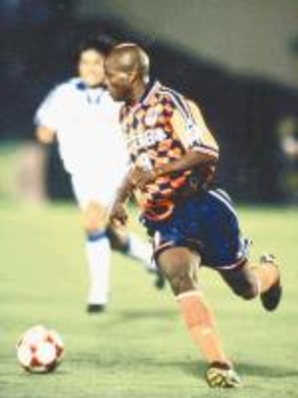 Jorge Dely firma con el Frontale en Japón