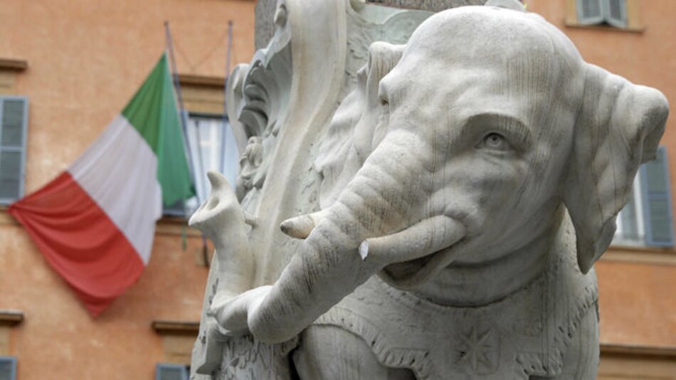 El Elefante de Bernini de Roma amanece sin un colmillo