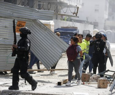 Violentos disturbios entre obreros y policías dejan 16 heridos y más de 500 personas detenidas