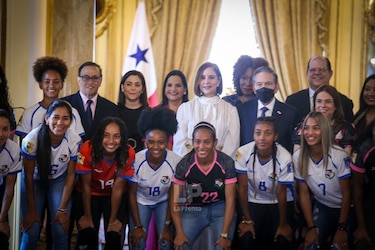 Selección femenina de Panamá visita la Presidencia tras clasificar al Mundial