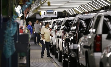 GM y Chrysler llaman a revisión a 135 mil vehículos por seis defectos