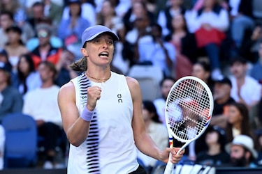 Swiatek avanza firme a tercera ronda en Australia
