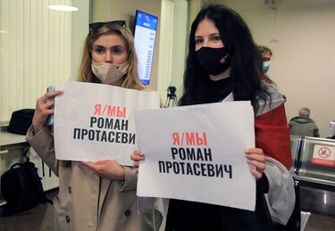 Bielorrusia intercepta avión y detiene a periodista opositor