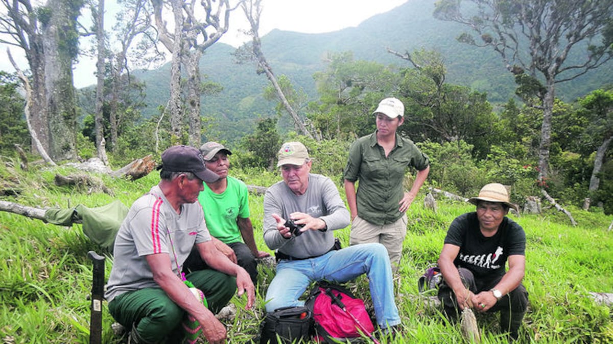 Ganaderos ngäbe junto al equipo de Panthera.