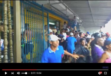 Video: Dos muertos y 25 heridos en saqueos en Venezuela