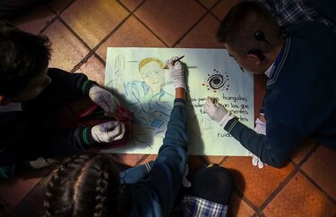 'Niños genio' de Bogotá rinden tributo a Stephen Hawking