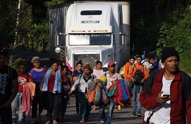 Caravana de migrantes hondureños rompe cerco policial para cruzar Guatemala