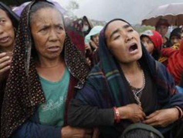 Policía interviene para contener la ira de sobrevivientes del sismo en Nepal