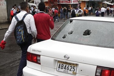 Arrestan a 11 estudiantes por disturbios en el Instituto Nacional