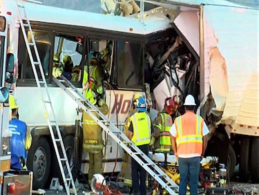 Accidente en California: autobús con turistas se estrella contra camión de carga y deja 13 muertos
