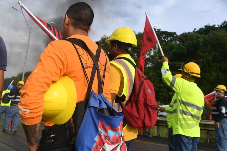 Obreros del Suntracs se toman las calles; reprochan la gestión de Laurentino Cortizo