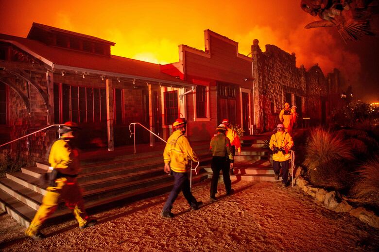 Ordenan evacuación de 180 mil personas por incendios en California