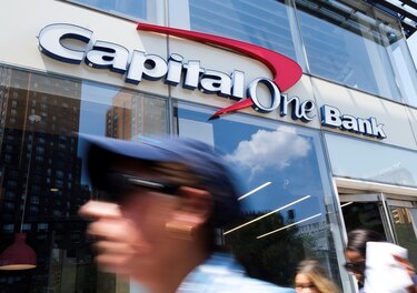 La empresa de Trump y otras afiliadas demandan al banco Capital One por cerrar sus cuentas