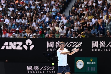 Federer vuelve a las canchas con victoria en Australia