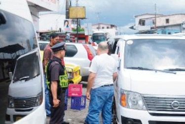 Evalúan permisos a los buses ´piratas´