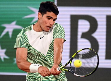 Carlos Alcaraz se deshace de Tsitsipas y se cita con Djokovic en semifinales de Roland Garros
