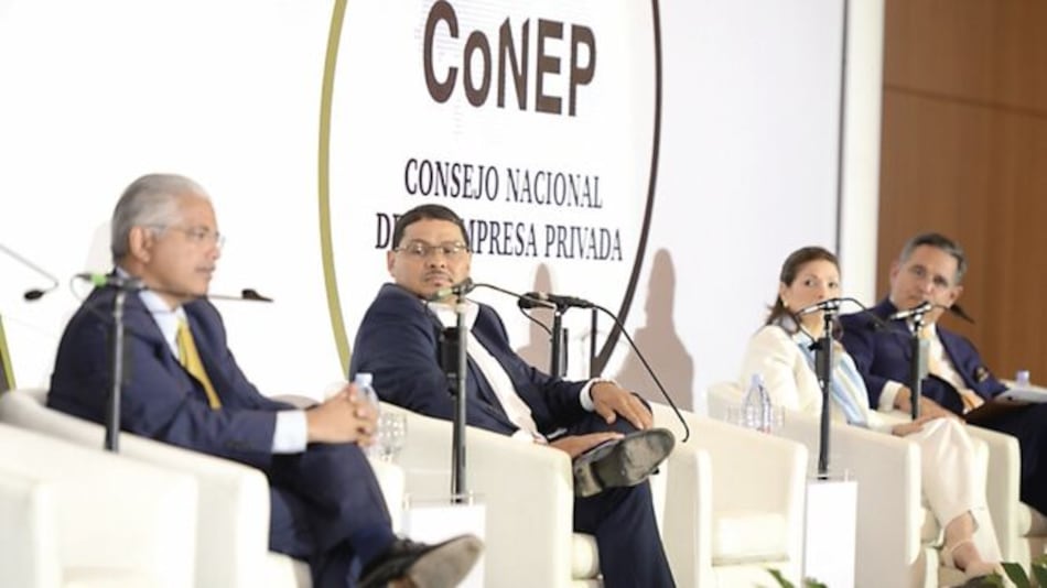 Un foro económico presidencial y tres sillas vacías