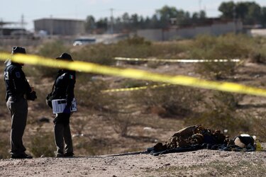 Hallan seis cadáveres en fosa clandestina de Ciudad Juárez a metros de frontera con Estados Unidos