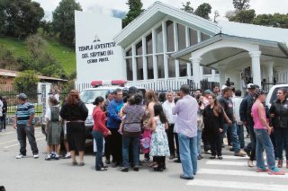 Las Nubes entierra y llora a sus muertos