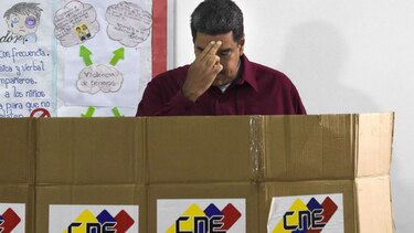 Venezolanos eligen presidente en una de las peores crisis de su historia