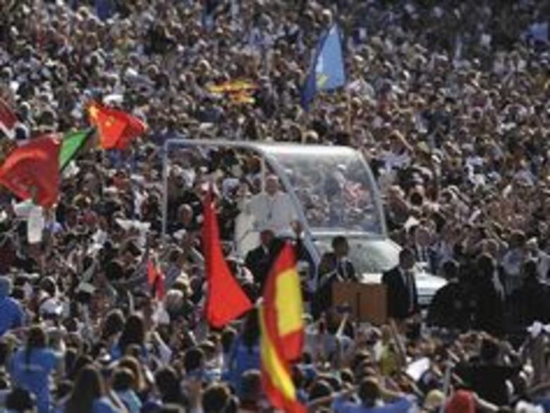 Una marea de peregrinos arropa al papa Francisco en el santuario de Fátima
