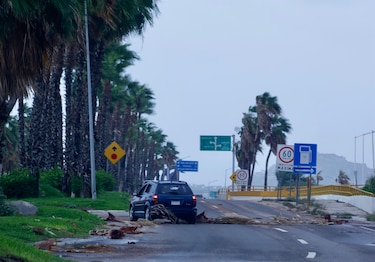 Kay toca tierra como huracán categoría 1 en México pero saldrá al Pacífico
