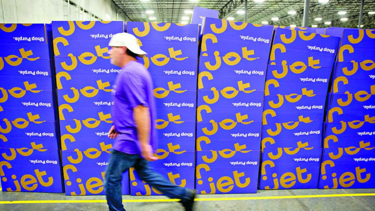Empleados de Jet mueven pedidos en su depósito, ubicado en California.