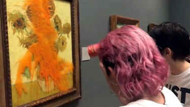 Dos activistas lanzan sopa contra ‘Los Girasoles’ de Van Gogh en Londres