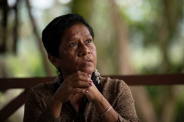 Los pueblos empapados de pobreza que caminan entre montañas ricas en oro y cobre