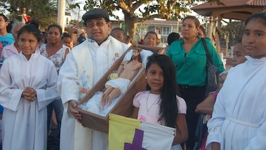 Antoneros reciben con júbilo al santo Cristo de Esquipulas