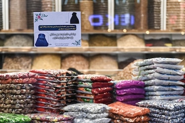 Cuelgan carteles en las tiendas de Kabul, para incitar a las mujeres a llevar hiyab