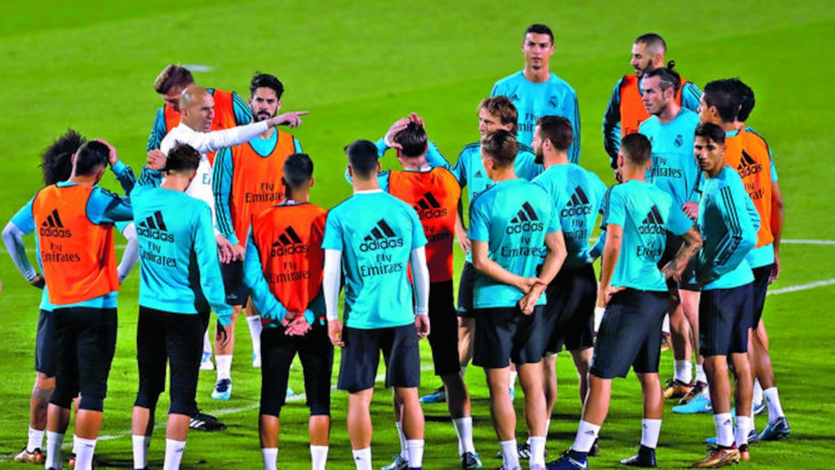 Zinedine Zidane da indicaciones a sus jugadores en Abu Dhabi. AP´