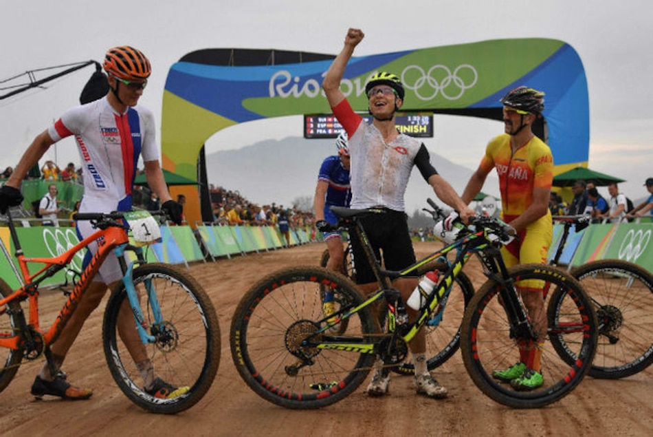 Bronce del español Coloma en bicicleta de montaña