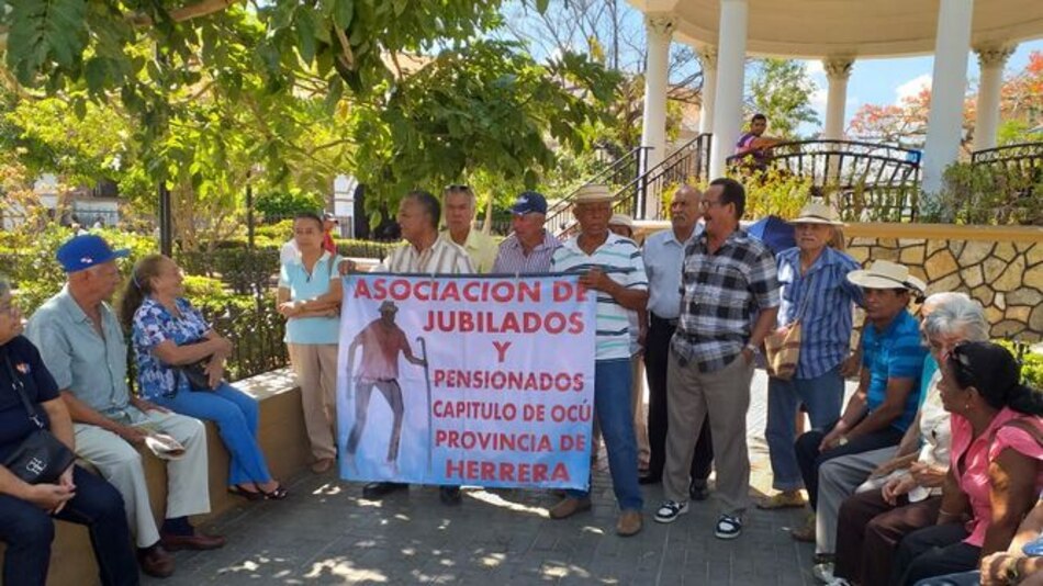 Jubilados y pensionados protestan en Herrera y exigen pago de bono