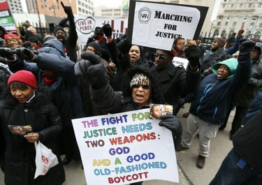 Hispanos reaccionan ante fallo de Ferguson; continúan las protestas en EU