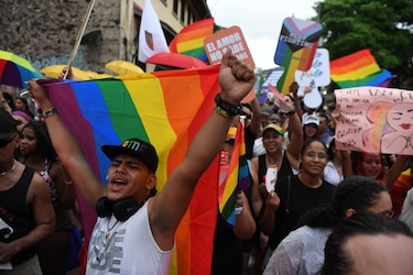Colores, consignas y arte en la Marcha del Orgullo 2025  