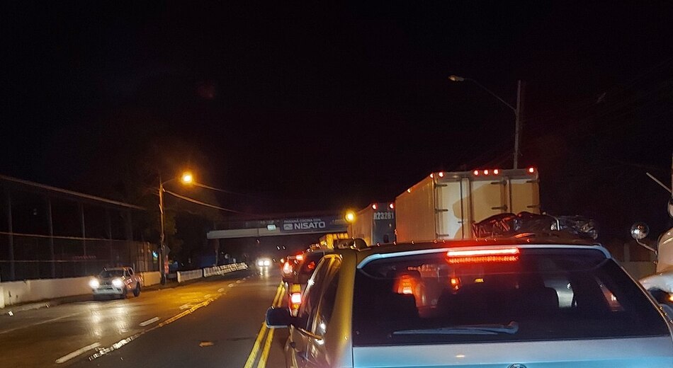 Retén policial en Capira causa malestar entre conductores que se quedaron atrapados en el tranque